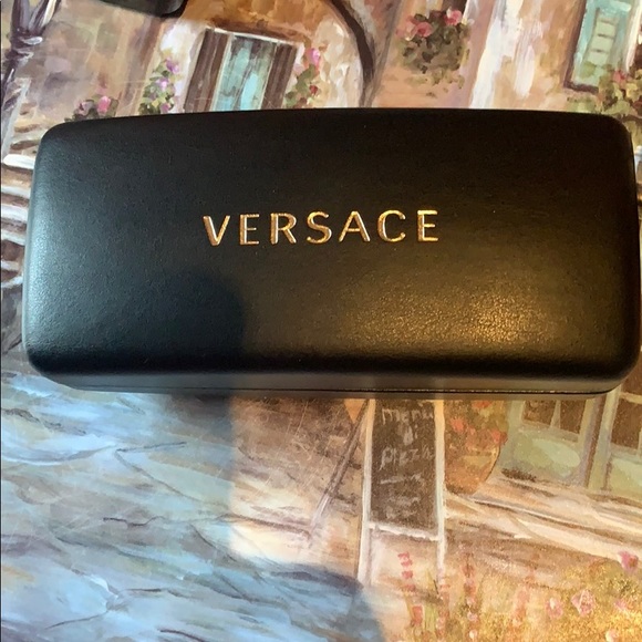 Versace - Picture 2 of 8